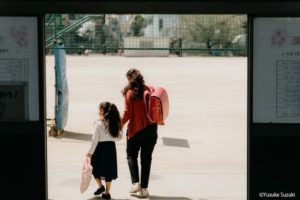 小学校の入学式を終えて帰宅する娘と母